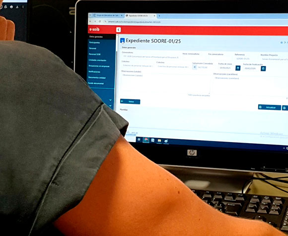 Chica participant en la formació pràctica del sector d'instal·lacions, en el marc de l'acord GREC-*ASINEM per a joves en procés d'emancipació