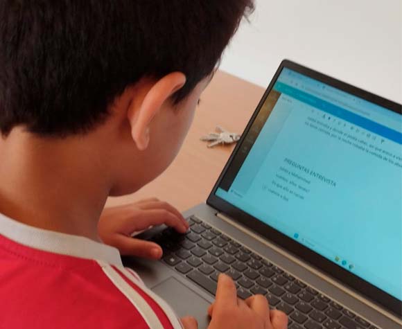 Vista de una Ciberaula con niños en actividades educativas y recreativas