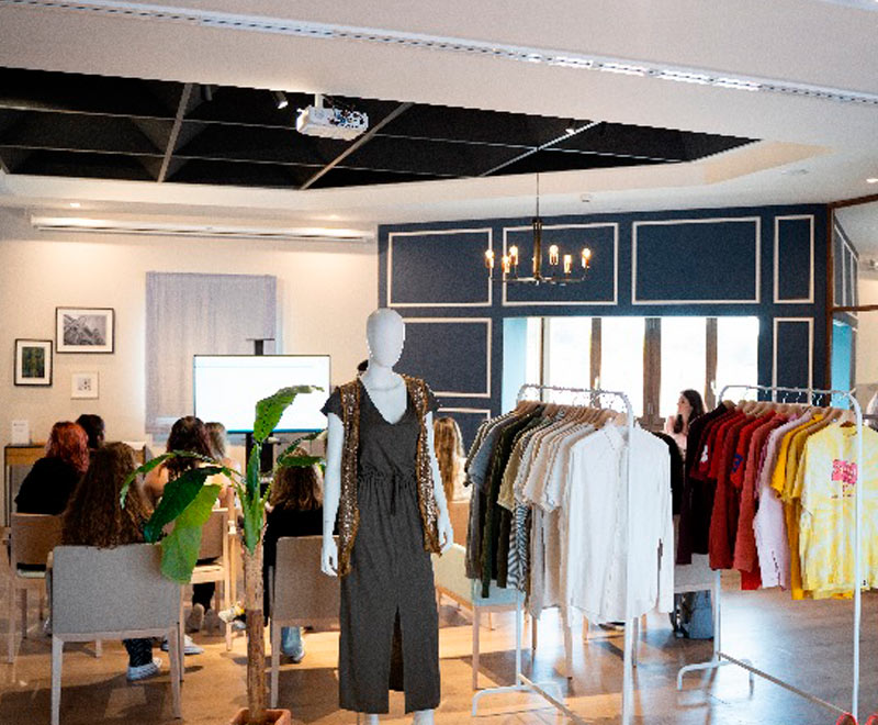Tienda de ropa donde se forma a jóvenes del programa de emancipación en el curso Tu itinerario de moda