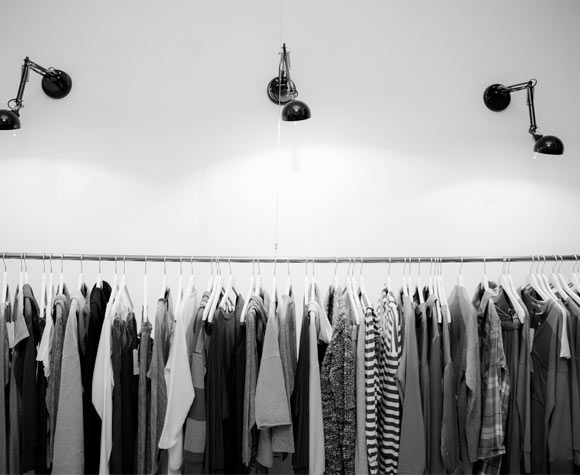 Ropa expuesta como parte de la formación en comercio textil para jóvenes del programa de emancipación del GREC