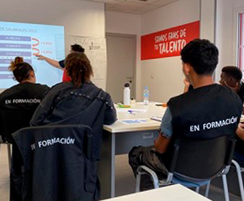 Jovenes participant en la formació pràctica en empresa amb Bricodepot, part del projecte IMEX del programa d'emancipació