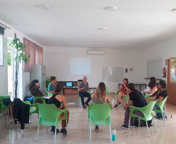 Objetivos del programa Educadores de Calle de GREC : acompañamiento y apoyo social a jóvenes.