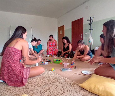 Suport a menors i famílies en situació de risc durant el confinament per COVID-19: intervenció socioeducativa per a preservar el seu benestar.