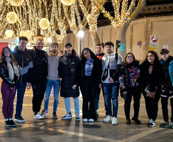 Suport integral en l'àmbit familiar, coordinació amb recursos i vinculació amb la comunitat per a la integració d'immigrants