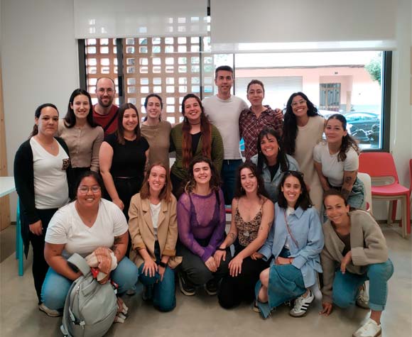 Ropa expuesta como parte de la formación en comercio textil para jóvenes del programa de emancipación del GREC