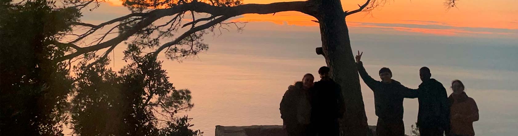 Jóvenes caminando al atardecer simbolizando el camino hacia la vida adulta