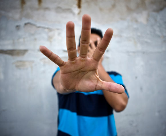 Joven recibiendo apoyo educativo y acompañamiento en su proceso de reinserción social durante su tiempo en el centro penitenciario