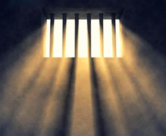 Persona reclusa recibiendo formación y acompañamiento para su inserción laboral en el proceso de reinserción social previo a la salida del centro penitenciario