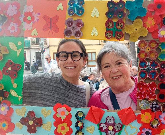 Personas mayores participando en actividades comunitarias para prevenir la soledad no deseada en barrios de Palma