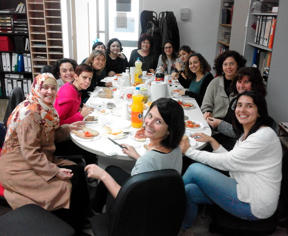 Apoyo integral en áreas vitales como salud, social, jurídica, personal y formación, dentro y fuera del centro penitenciario