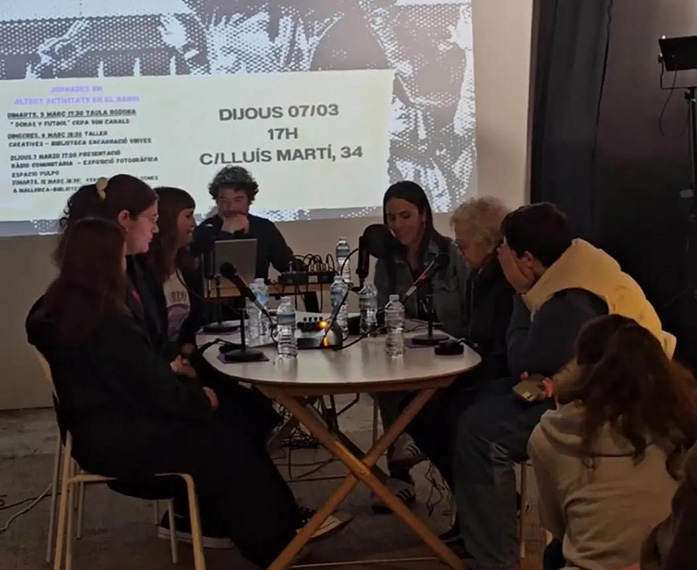 Reunión del equipo del GREC alrededor de una mesa con documentos
