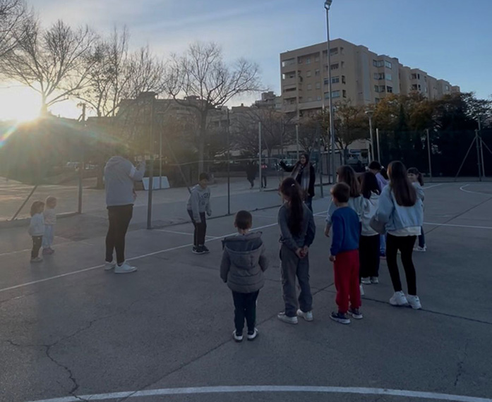 Reunión del equipo del GREC alrededor de una mesa con documentos