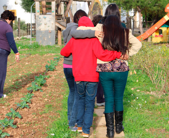 Voluntarios y voluntarias ofreciendo apoyo escolar, talleres y acompañamiento a diversos colectivos en situación de vulnerabilidad
